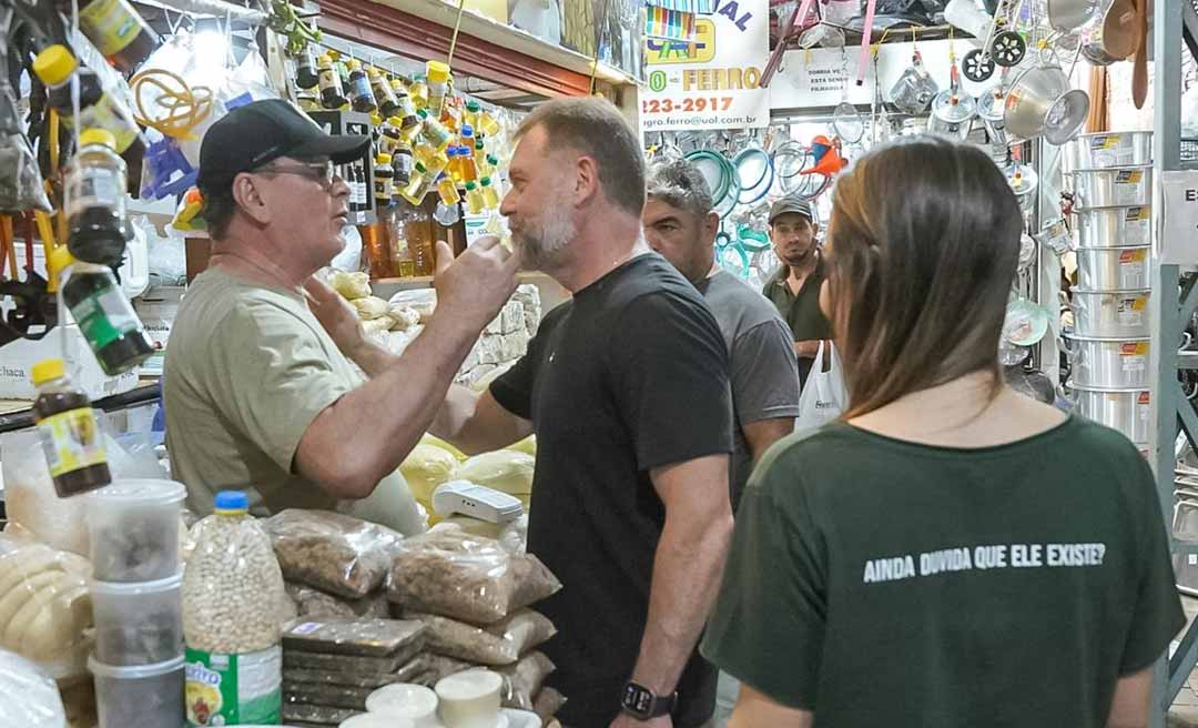 Prefeito Alysson Bestene visita feirantes e acompanha obras no Mercado Elias Mansour durante feriado