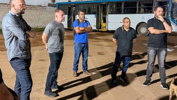 Alysson conversa com trabalhadores em pátio da Ricco na madrugada, mas não evita greve do transporte coletivo nesta quarta-feira 