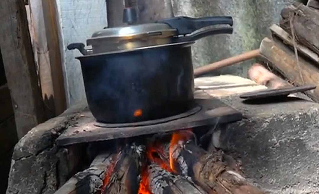 Mais de 150 mil acreanos ainda utilizam lenha e carvão para cozinhar