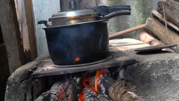 Mais de 150 mil acreanos ainda utilizam lenha e carvão para cozinhar