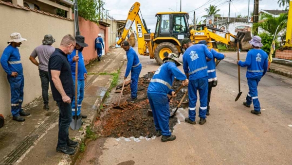 Prefeito vistoria Operação Tapa-Buracos no Esperança e ponte sobre Igarapé Judia