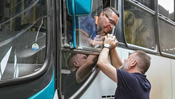 "Os trabalhadores precisam ser valorizados e receber seus salários", diz Alysson Bestene durante visita ao Terminal Urbano