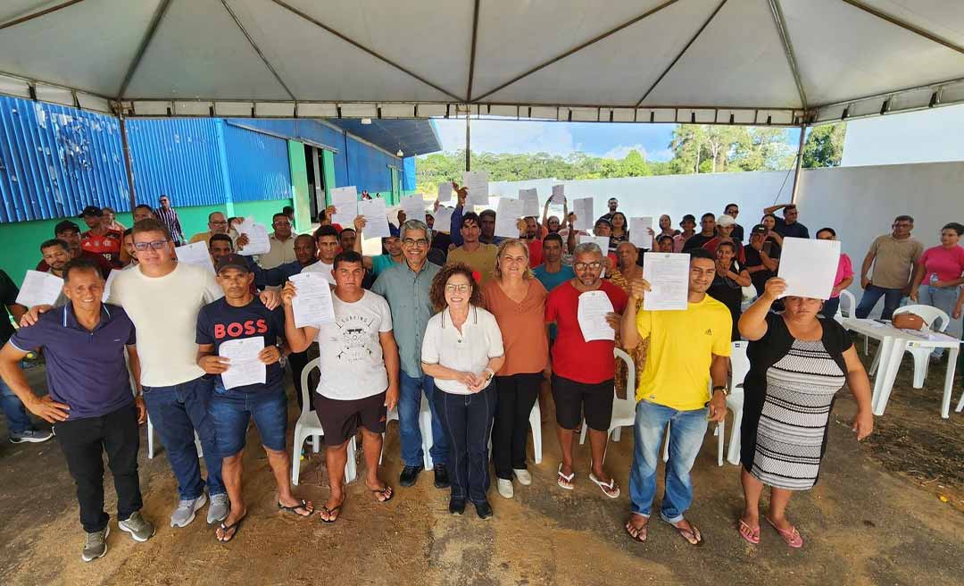 Perpétua entrega barcos e motores para ribeirinhos de 8 municípios do Acre