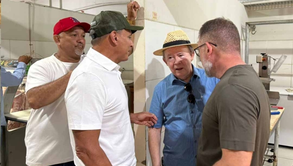Alysson toma café em espaço provisório do Elias Mansour e anuncia que novo mercado será inaugurado até o fim de setembro