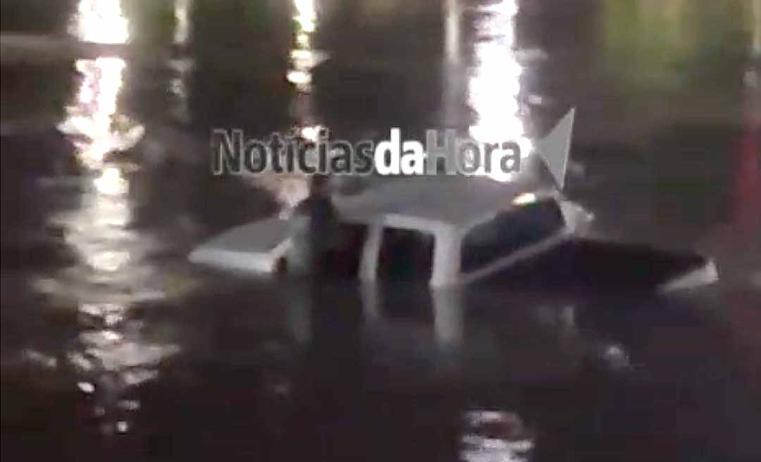 Caminhonete cai no Rio Acre após falha nos freios e mobiliza equipes de resgate em Rio Branco