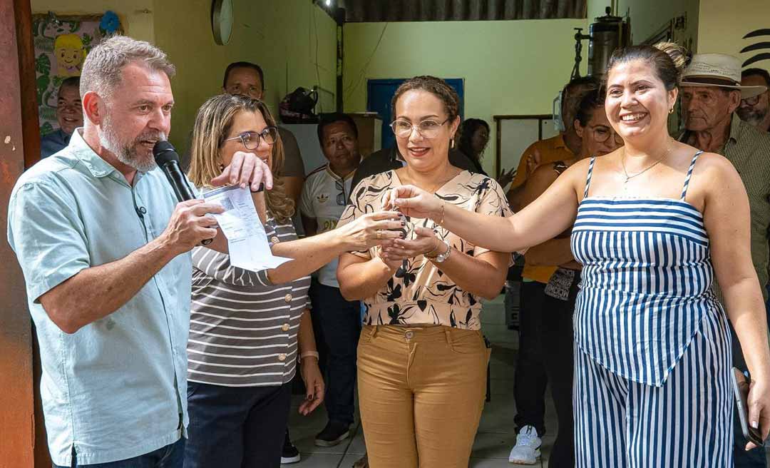 Alysson Bestene reforça agenda na educação com entrega de ônibus escolares e anúncio de novos investimentos em Rio Branco