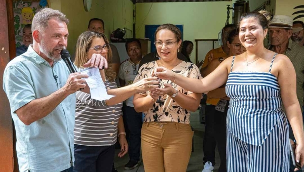 Alysson Bestene reforça agenda na educação com entrega de ônibus escolares e anúncio de novos investimentos em Rio Branco