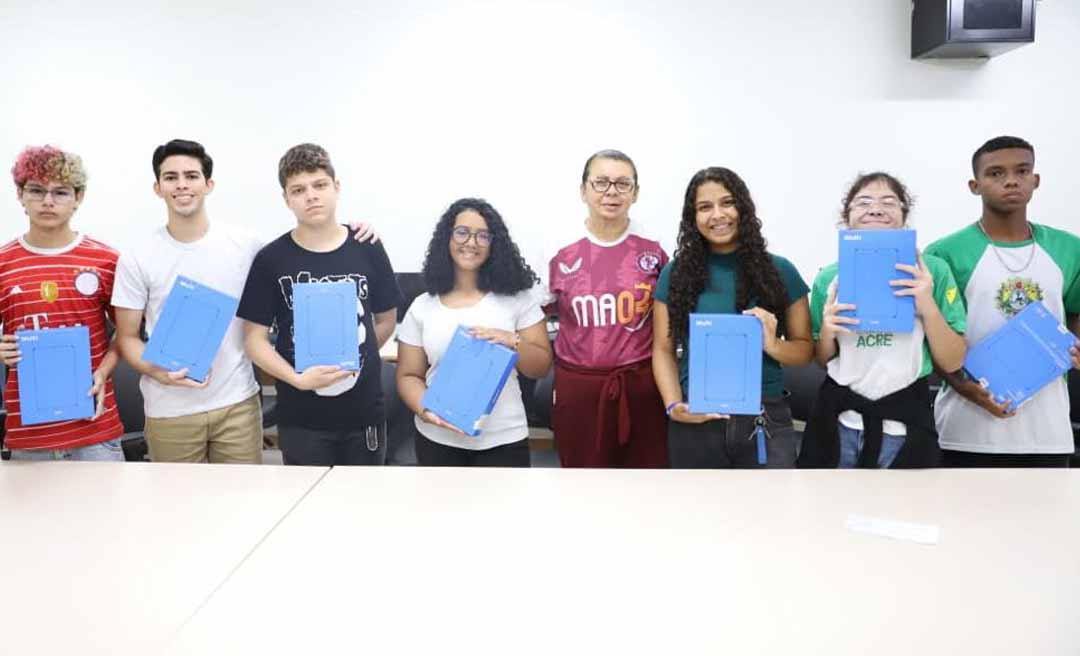 Educação do Acre entrega tablets para alunos de escolas de ensino integral