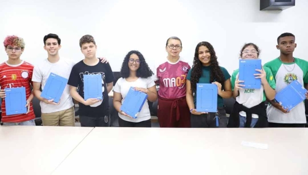 Educação do Acre entrega tablets para alunos de escolas de ensino integral