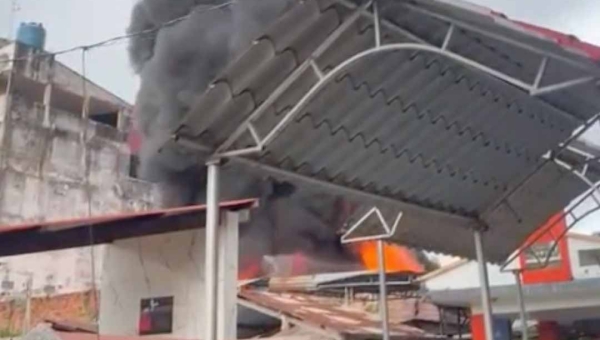 Incêndio de grandes proporções destrói loja de pneus em Cobija e mobiliza bombeiros do Acre na fronteira