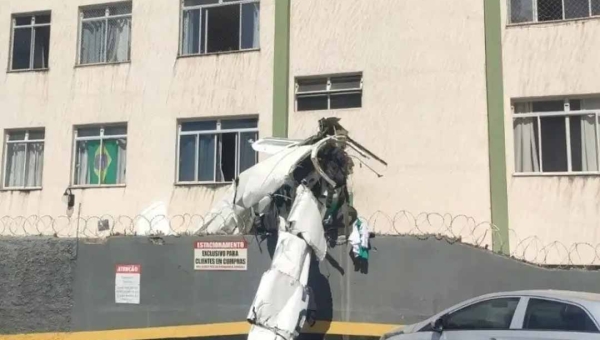 Avião bimotor perde altura após decolar do Aeroporto da Pampulha e bate em prédio em Belo Horizonte