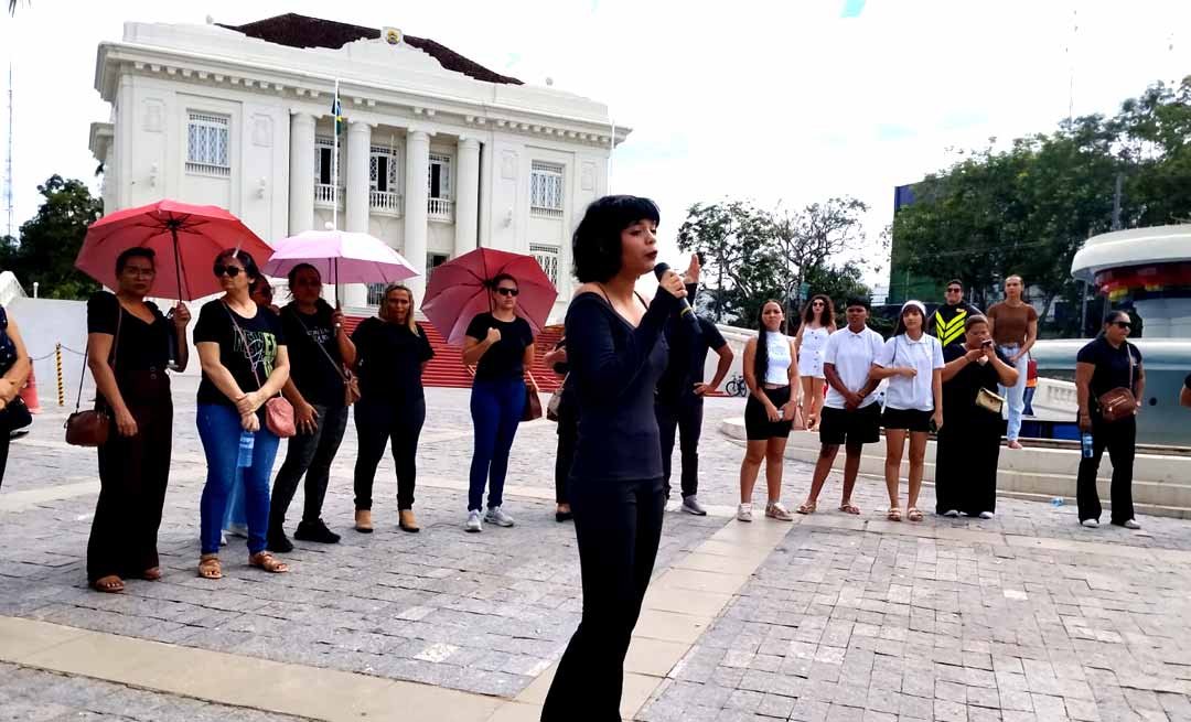 Professores e estudantes protestam no Centro da Capital por mais segurança nas escolas após ataque no São José