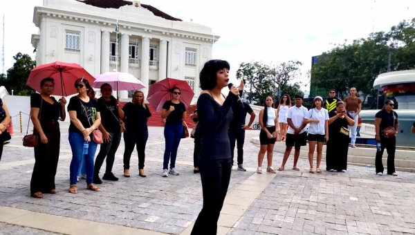Professores e estudantes protestam no Centro da Capital por mais segurança nas escolas após ataque no São José