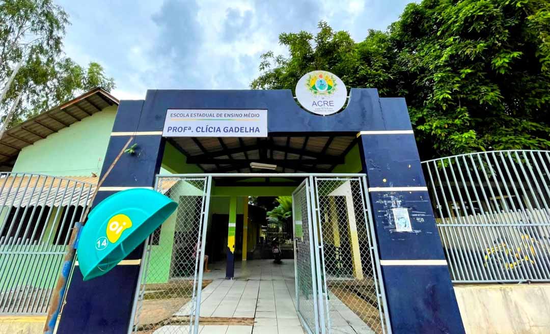 Gestora da Escola Clícia Gadelha nega relato de aluno com terçado e diz que medidas de segurança já foram adotadas