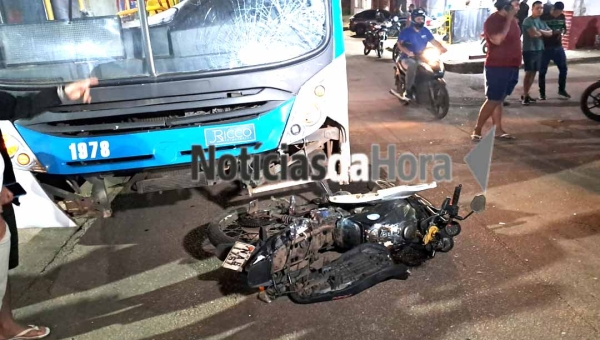Entregador de gás morre após ser arremessado contra ônibus em violenta colisão em Rio Branco