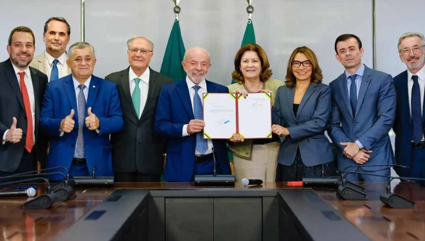 Presidente Lula assina Medida Provisória e zera "taxa das blusinhas"