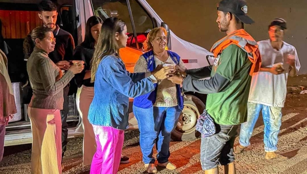 Primeira-dama da cidade, Roberta Lins, entrega sopas e cobertores em campanha solidária da prefeitura de Rio Branco