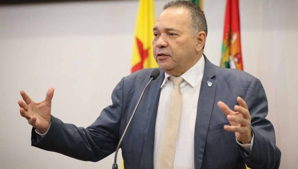 “Não tenham dúvida. Eu sei que vocês têm os candidatos de vocês, mas vão atrás da segunda vaga. A primeira vaga chama-se Gladson Camelí”, dispara Manoel Moraes
