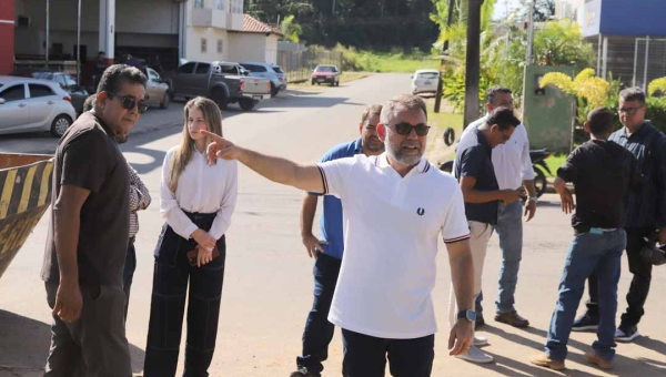 Prefeito de Rio Branco acompanha serviços de meio-fio e calçadas no bairro Jardim de Alah