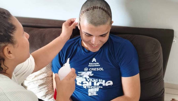 Após retirada de tumor no cérebro, jovem acreano precisa de ajuda para seguir tratamento em Manaus