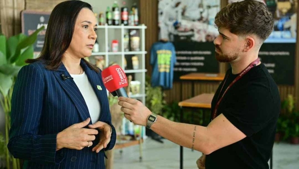 Governadora Mailza destaca força da produção acreana e conexão com o Pacífico em entrevista a agência internacional durante evento no Rio de Janeiro