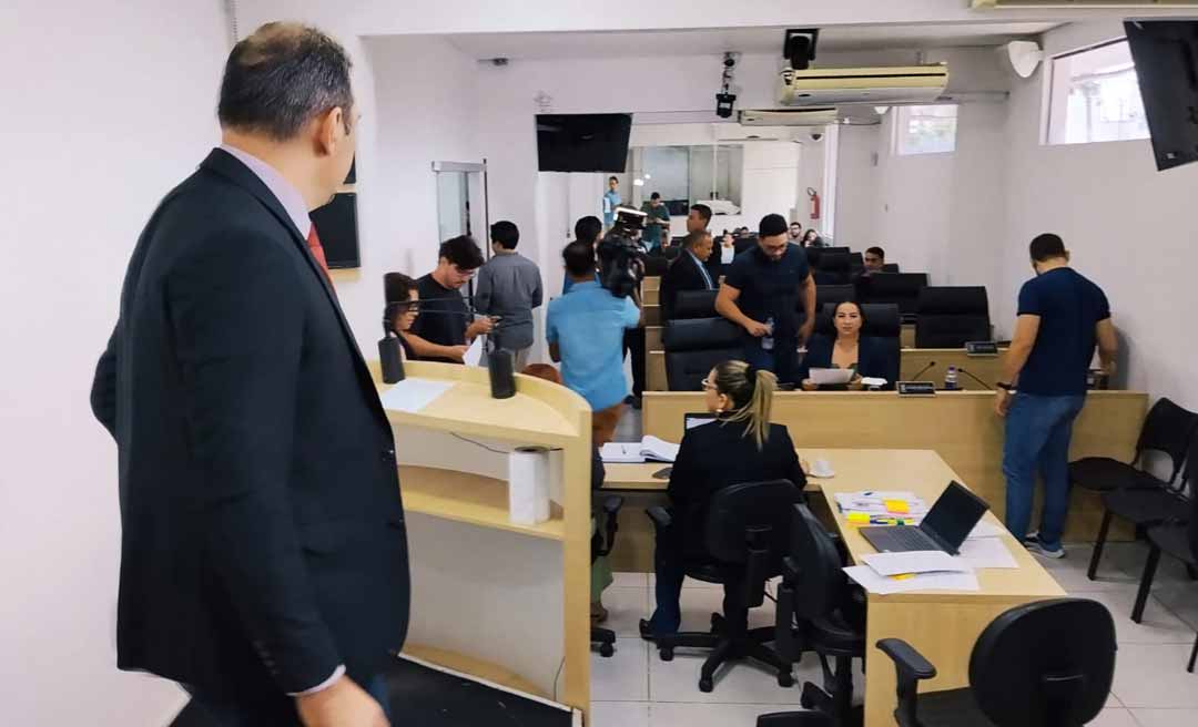 Joabe anuncia fim da sessão após ausência de vereadores no plenário: “Peço perdão às tribunas populares”