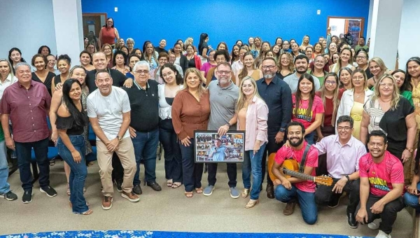 Prefeitura homenageia mães servidoras da Educação e celebra avanços da rede municipal