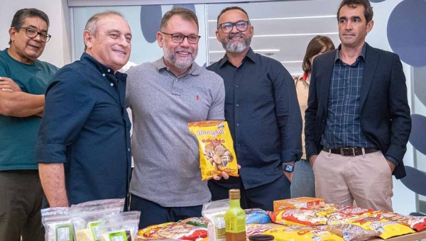 Prefeito Alysson Bestene conhece produtos acreanos e discute parceria para valorizar a indústria local 