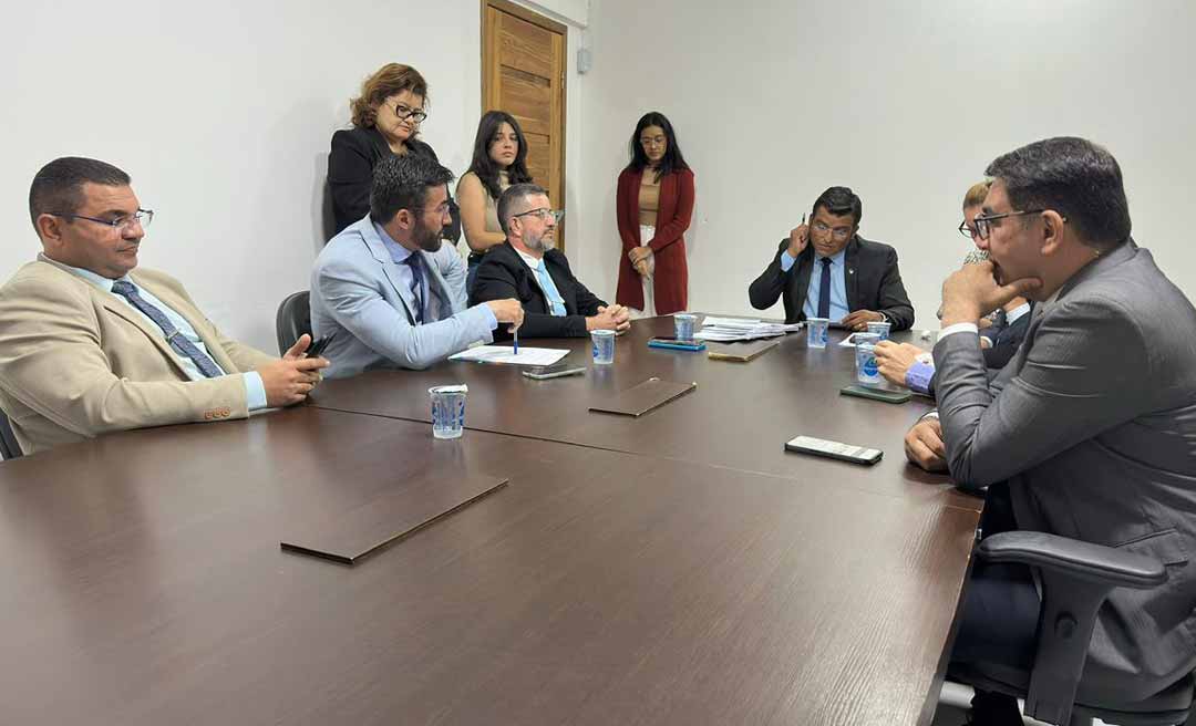 No Dia do Gari, CCJ da Câmara de Rio Branco vota contra folga da categoria; Samir Bestene, relator da proposta, foi favorável ao PL