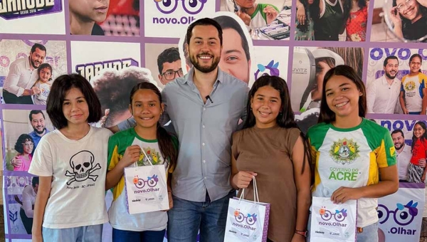 Jarude entrega mais 50 óculos a estudantes da Escola Fontenele de Castro em Sena Madureira