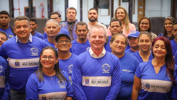 Durante homenagem inédita, Pedro Longo propõe dia estadual dos garis e margaridas