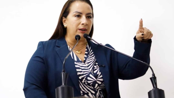 “O silêncio nunca protege a vítima, o silêncio sempre vai proteger o agressor”, diz Elzinha Mendonça na Câmara de Rio Branco