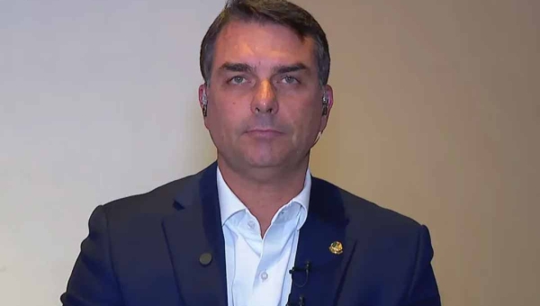 Senador Flávio Bolsonaro visitou Daniel Vorcaro após ex-banqueiro ser preso em 2025