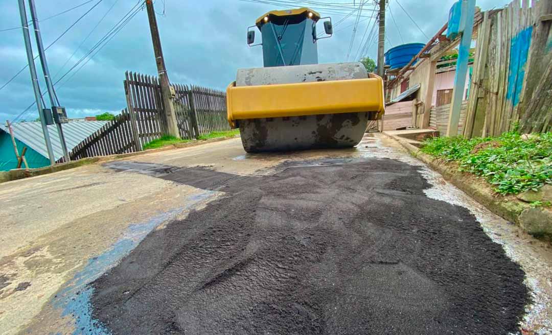 Prefeitura faz operação tapa-buraco com 20 toneladas de asfalto em Cruzeiro do Sul nesta terça-feira