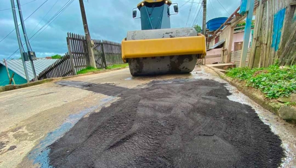 Prefeitura faz operação tapa-buraco com 20 toneladas de asfalto em Cruzeiro do Sul nesta terça-feira