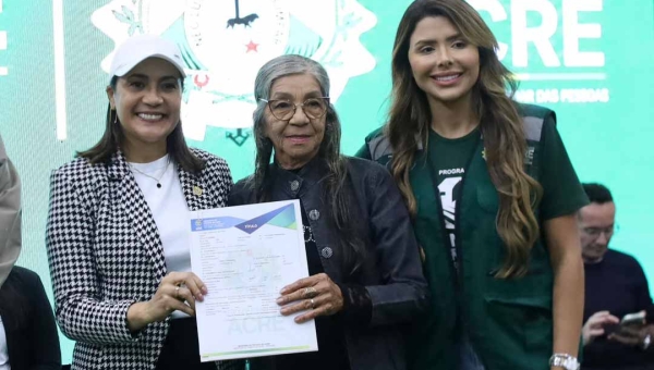 Mailza Assis entrega títulos definitivos e reforça ações de regularização fundiária em Sena Madureira