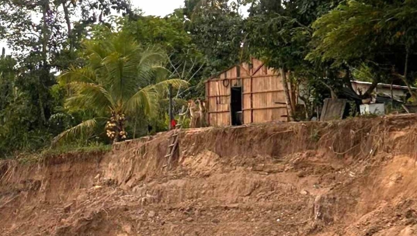 Defesa Civil presta apoio para famílias que estão com as casas em risco de desabamento após vazante do Rio Juruá em Cruzeiro do Sul