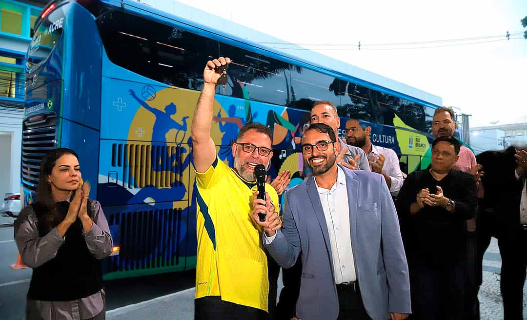 Prefeitura de Rio Branco apresenta campanha “Rio Branco Torce Junto” e entrega ônibus de dois andares para fortalecer ações do esporte e da cultura