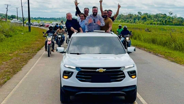 Caravana de Alan Rick desembarca em Feijó com aeroporto lotado e carreata movimenta ruas da cidade