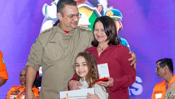 Presidente do Tribunal de Contas recebe medalha por trabalho em defesa das mulheres no Acre