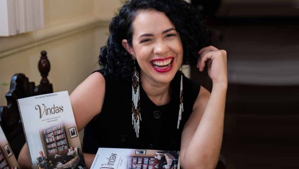 Acreana transforma processo terapêutico em livro e lança “Vindas” no Teatro Hélio Melo