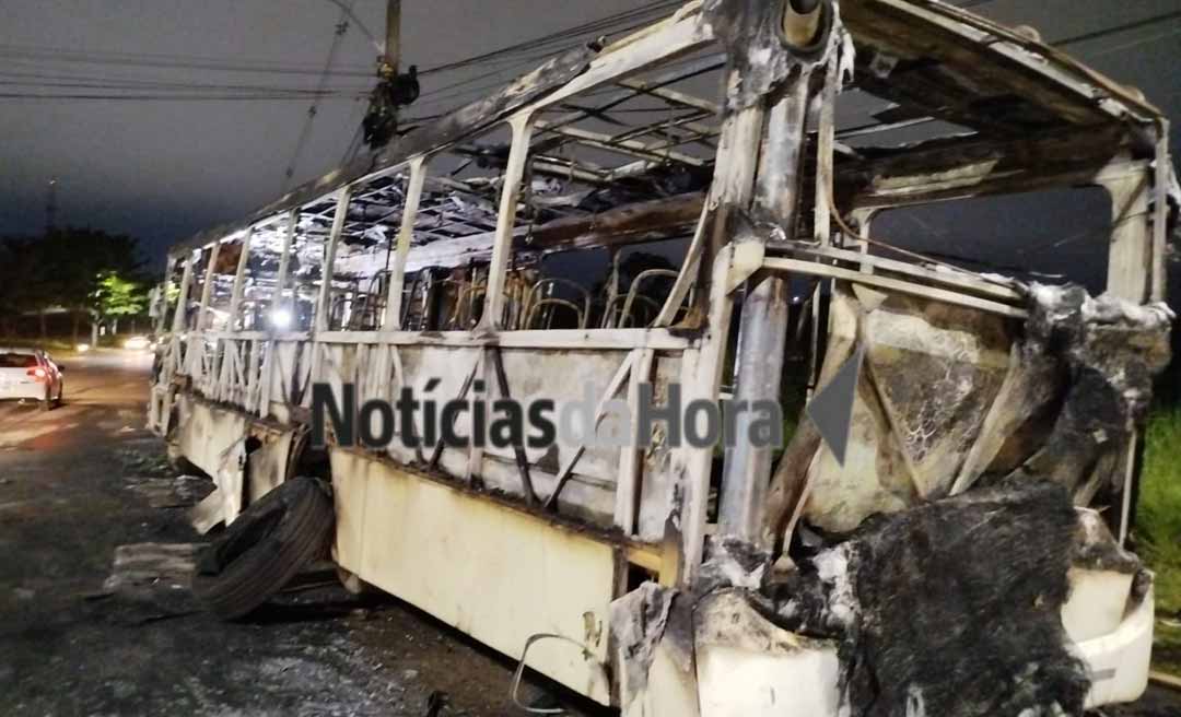 Ônibus com passageiros pega fogo e é destruído pelas chamas na Estrada do Calafate, em Rio Branco