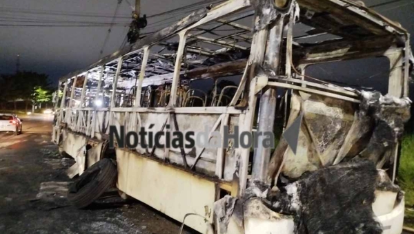 Ônibus com passageiros pega fogo e é destruído pelas chamas na Estrada do Calafate, em Rio Branco