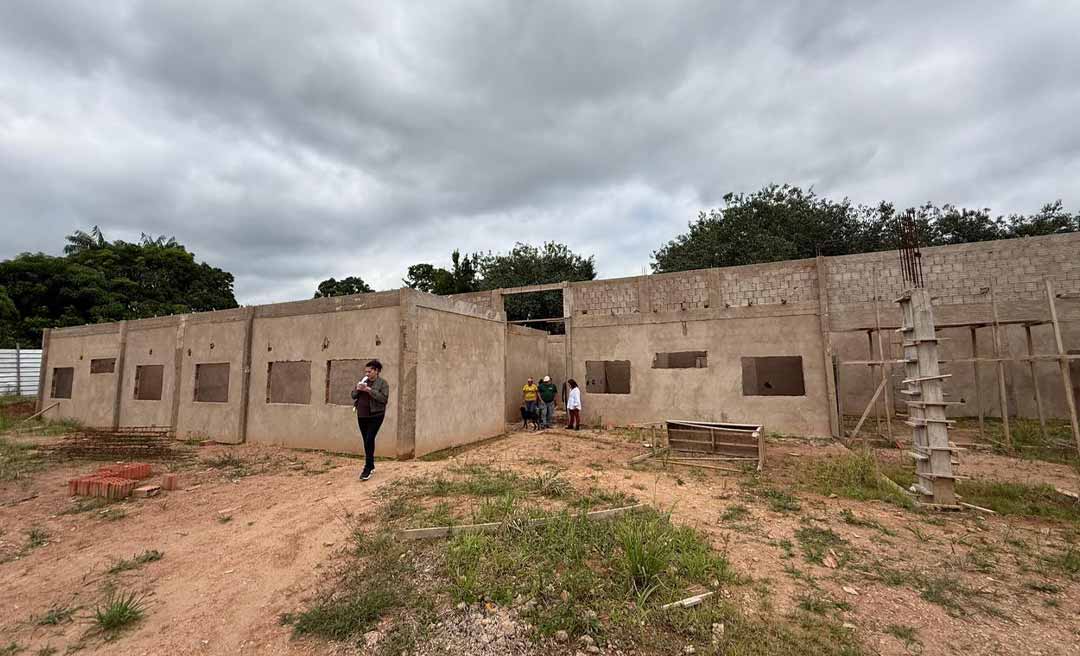 Obra de unidade de saúde no Polo Geraldo Fleming está abandonada há quase um mês, denuncia Perpétua