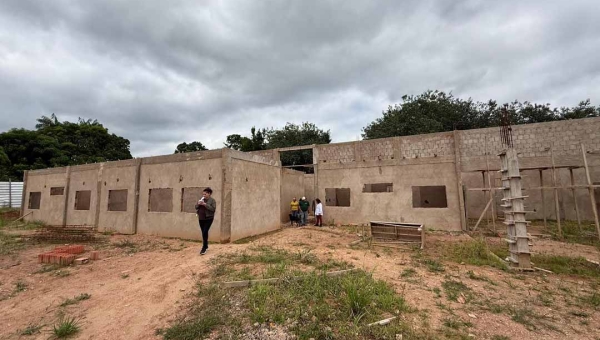 Obra de unidade de saúde no Polo Geraldo Fleming está abandonada há quase um mês, denuncia Perpétua