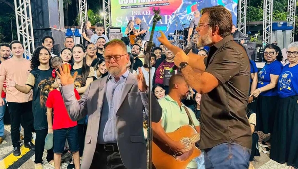55 igrejas evangélicas se juntam em 55 horas de oração pelo Acre em ato na Praça da Revolução