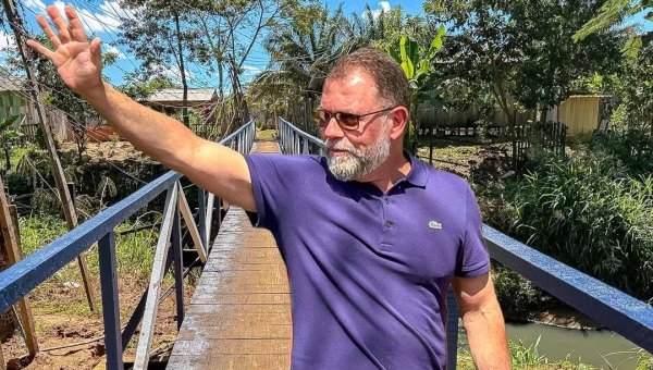 Prefeitura de Rio Branco entrega passarela revitalizada que liga as comunidades Jaguar e Ouricuri