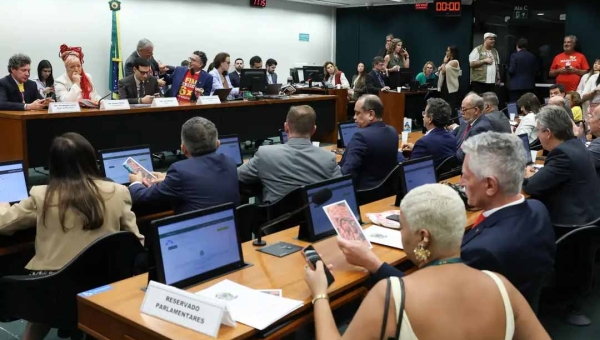 Oposição critica PEC do fim da escala 6x1 durante votação na Comissão