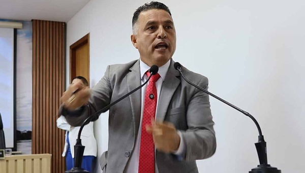 “Professores estão tirando dinheiro do bolso para dar aula”, diz vereador Eber Machado sobre Educação em Rio Branco