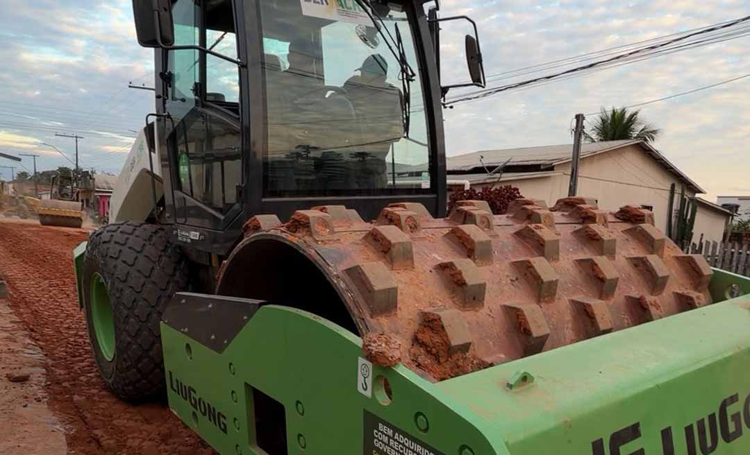 Justiça barra governo e mantém rolo compactador com Prefeitura de Feijó até dezembro de 2026